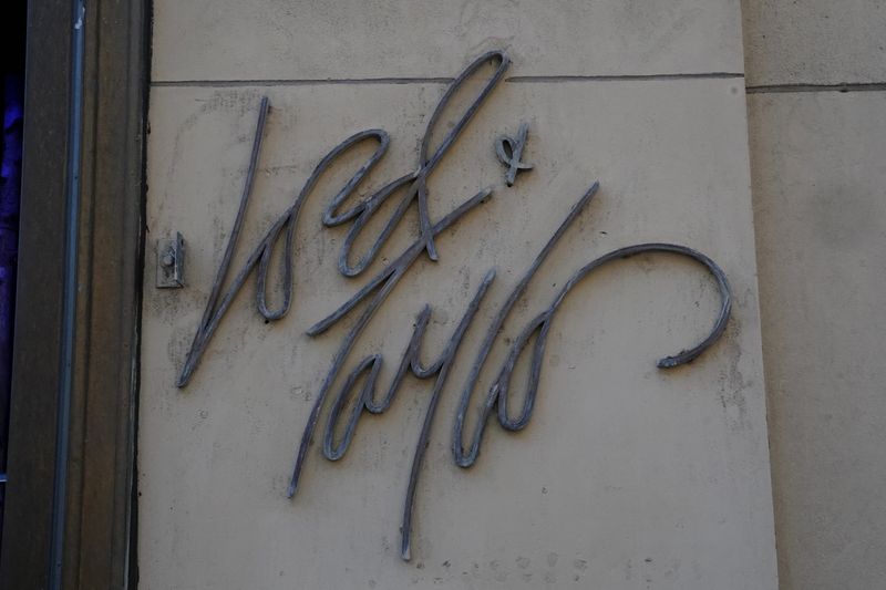 &copy; Reuters. The Lord and Taylor logo is pictured during Black Friday shopping in New York City