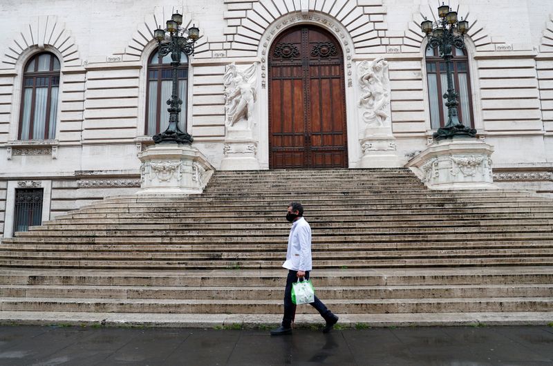 &copy; Reuters. イタリア、5月4日からロックダウンを緩和へ＝首相