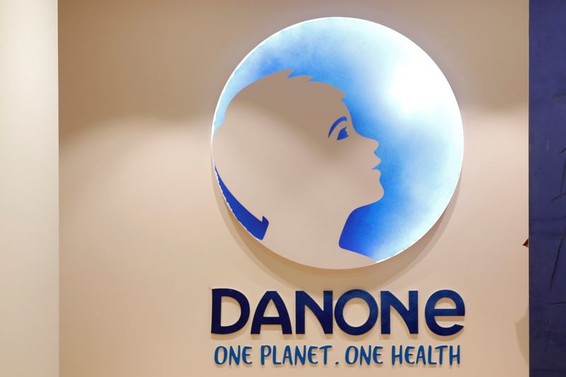 &copy; Reuters. Логотип Danone в головном офисе компании в Париже