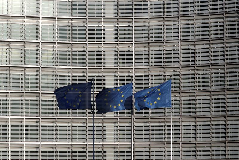&copy; Reuters. Bandiere dell&apos;Unione europea all&apos;ingresso del palazzo della Commissione europea a Bruxelles