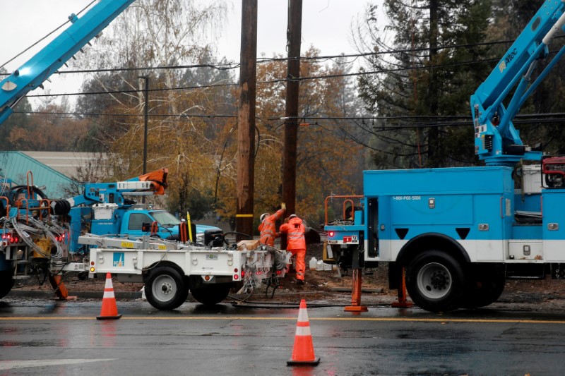 &copy; Reuters. FILE PHOTO: PG&amp;E works on power lines to repair damage caused by the Camp Fire in Paradise