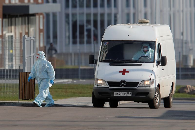 &copy; Reuters. Медработник в защитном костюме у больницы, где проходят лечение пациенты с коронавирусом, на окраине Москвы