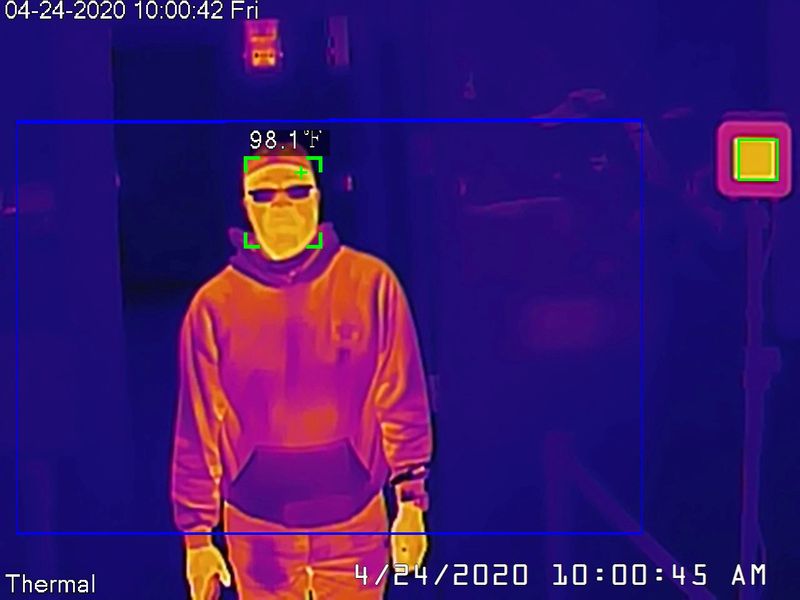© Reuters. Dahua thermal camera takes a man's temperature during a demonstration in San Francisco