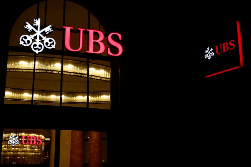 &copy; Reuters. FILE PHOTO: FILE PHOTO: Logo of Swiss bank UBS is seen in Basel