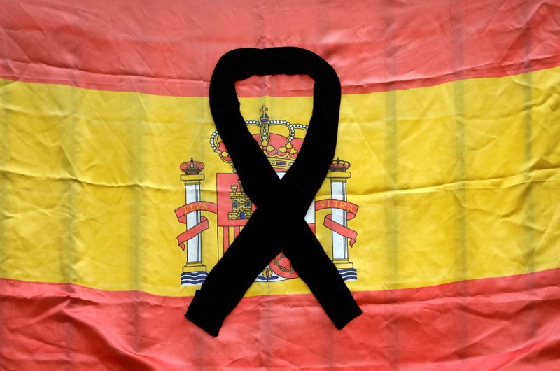 &copy; Reuters. Bandeira da Espanha com faixa de luto em varanda na cidade de Ronda