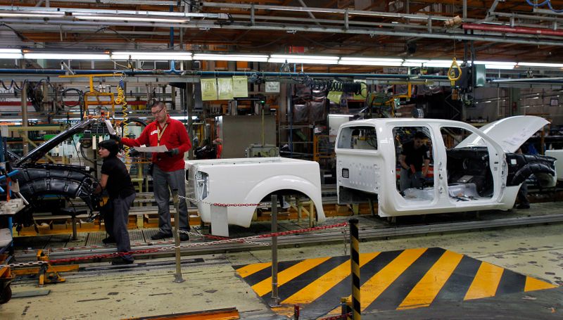 &copy; Reuters. FOTO DE ARCHIVO: Dos trabajadores de Nissan Motor en una fábrica de la Zona Franca
