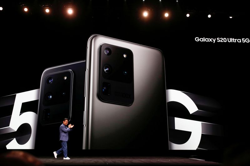 &copy; Reuters. FILE PHOTO: TM Roh of Samsung Electronics unveils the Galaxy S20 Ultra 5G smartphone during Samsung Galaxy Unpacked 2020 in San Francisco