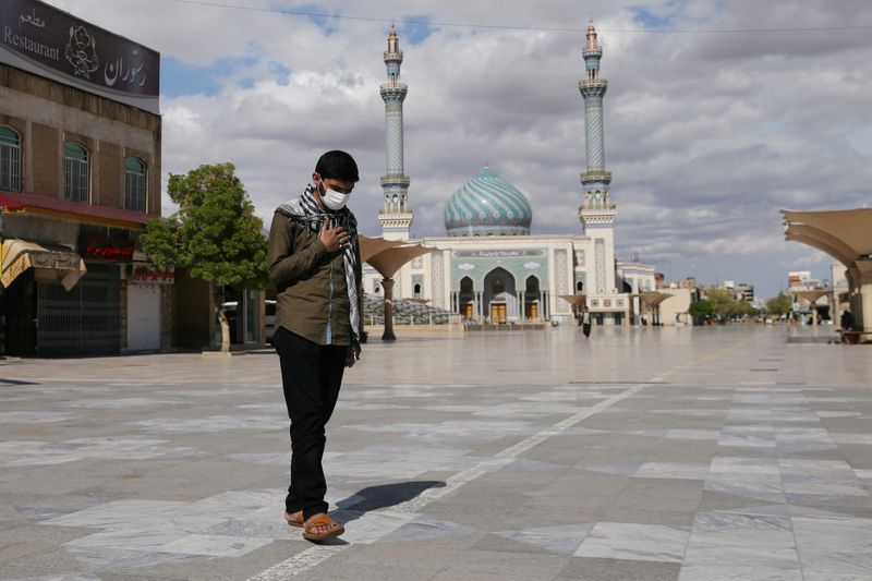 &copy; Reuters. Homem com máscara de proteção caminha pelas ruas do Irã