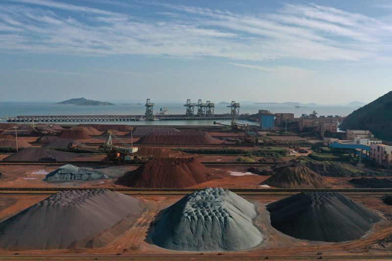 &copy; Reuters. FILE PHOTO: Piles of imported iron ore are seen at a port in Zhoushan, Zhejiang