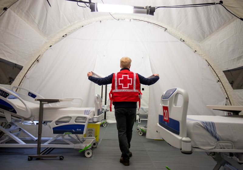 &copy; Reuters. A mobile hospital is set up in an arena in Montreal