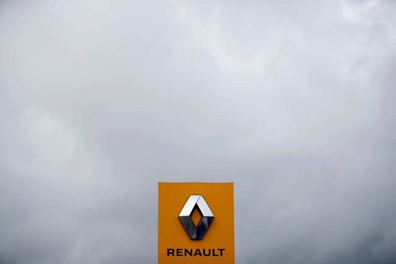 &copy; Reuters. Logo of Renault carmaker is pictured at a dealership in Orvault