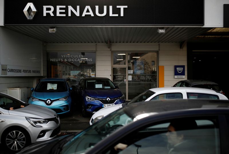 &copy; Reuters. FILE PHOTO: Logo of Renault carmaker is pictured at a dealership in Nantes