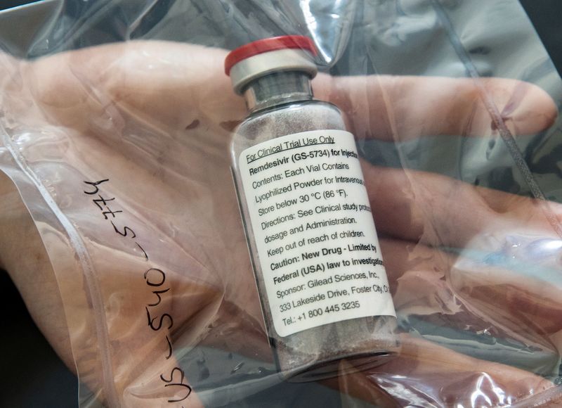 &copy; Reuters. FOTO DE ARCHIVO. Se muestra una ampolla del medicamento contra el ébola Remdesivir durante una conferencia de prensa en el Hospital Universitario Eppendorf (UKE) en Hamburgo, Alemania.