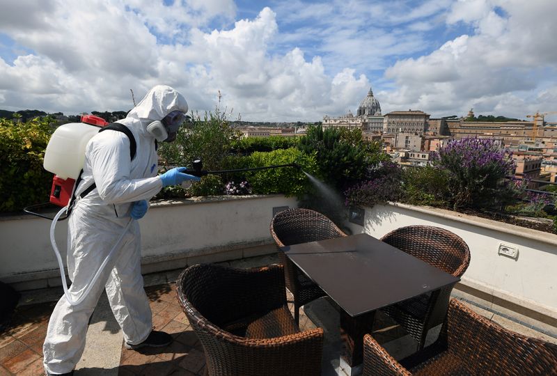 &copy; Reuters. Agente de limpeza sanitiza terraço de hotel em Roma