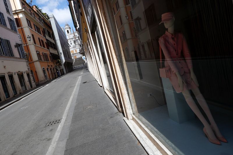 © Reuters. Foto de una tienda cerrada en la Via dei Condotti en medio del brote de COVID-19 en Roma, Italia. 29 de abril 2020.