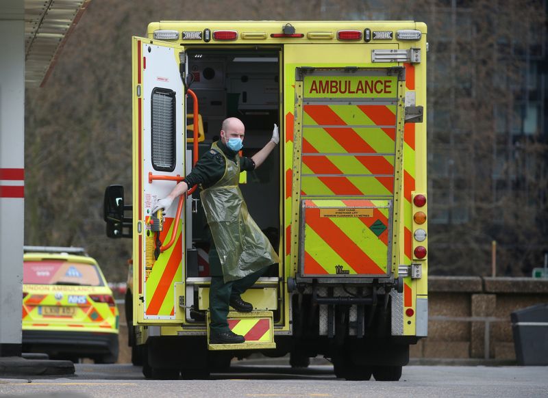 © Reuters. Paramédico entra em ambulância no exterior do hospital St Thomas em Londres