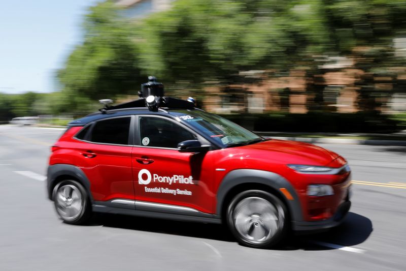 © Reuters. Autonomous electric vehicles deliver packages during the outbreak of the coronavirus disease (COVID-19) in California