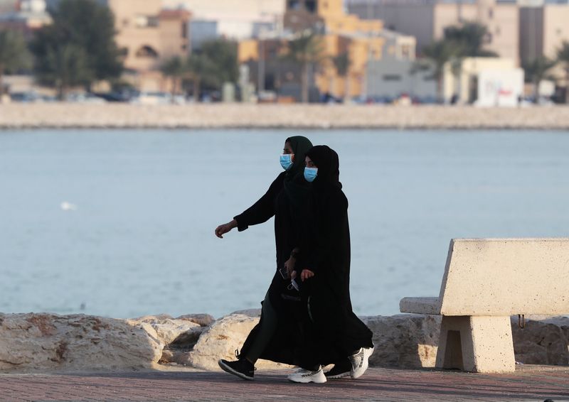 © Reuters. السعودية تسمح بالدخول إلى محافظة القطيف والخروج منها