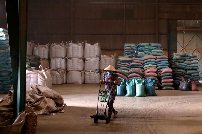 © Reuters. Armazém com sacas de café em Di An, Vietnã