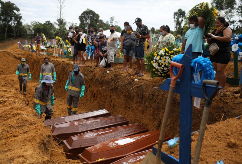 &copy; Reuters. Enterro de vítimas fatais de Covid-19 em Manaus