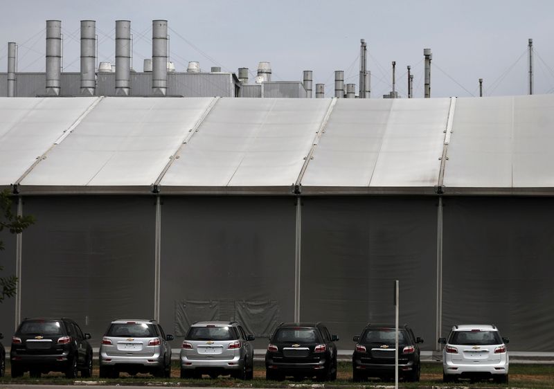 © Reuters. Veículos em pátio na fábrica da General Motors em São José dos Campos (SP)