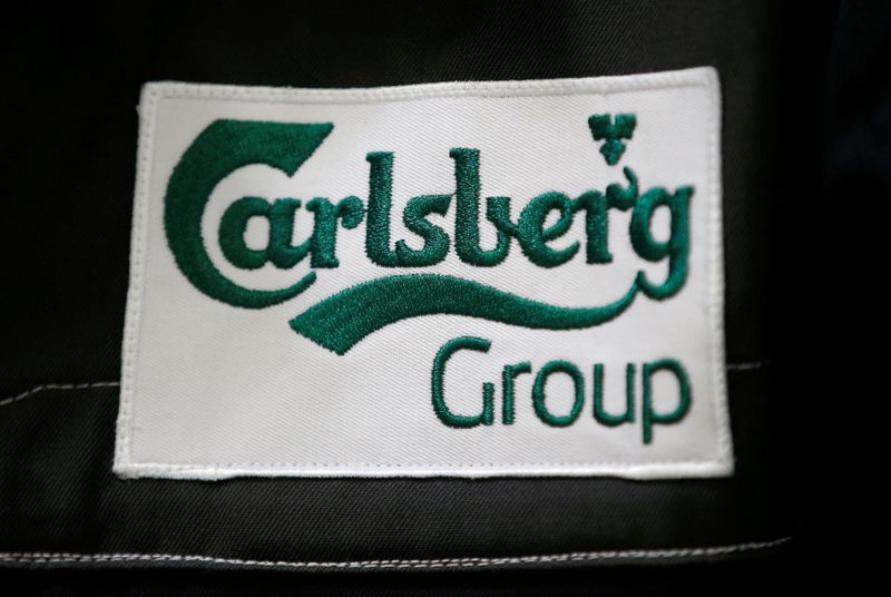 &copy; Reuters. FILE PHOTO: The Calsberg logo is seen on the jacket of an employee at the development center of the Carlsberg group at the K2 Kronenbourg beer brewery in Obernai