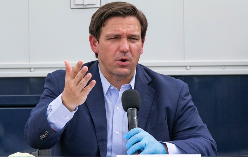 &copy; Reuters. El gobernador de Florida Ron DeSantis habla durante una conferencia de prensa en el Centro de Convenciones de Miami Beach sobre la construcción de un hospital de campo para coronavirus dentro de las instalaciones, en medio del brote de la enfermedad coro