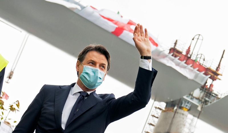 &copy; Reuters. El primer ministro de Italia, Giuseppe Conte, en Génova