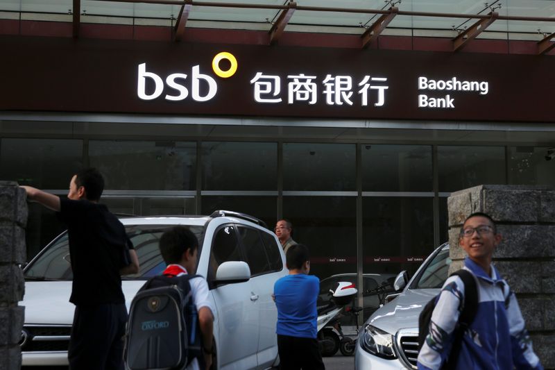 &copy; Reuters. People walk past a branch of Baoshang Bank in Beijing