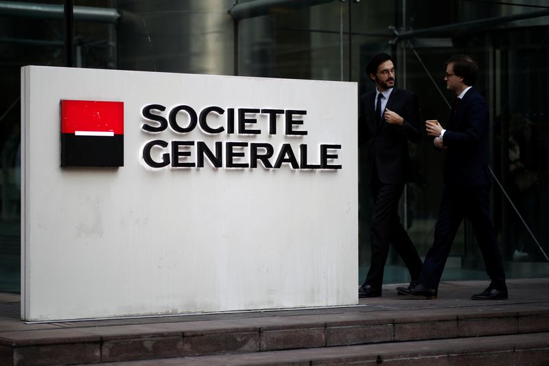 &copy; Reuters. Il logo di Societe Generale presso il distretto finanziario di La Defense a Parigi, 4 febbraio 2020