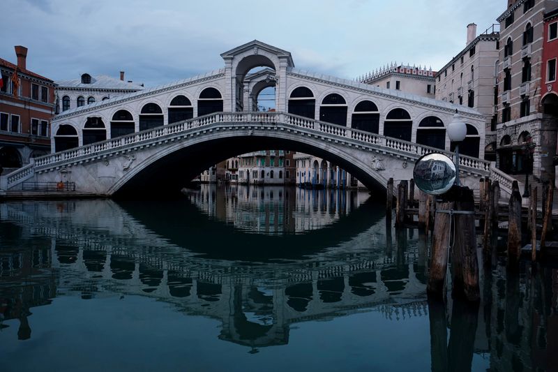 &copy; Reuters. El Puente Rialto y un vacío Gran Canal  en Venecia