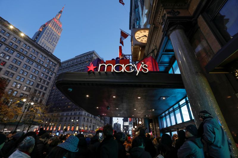 &copy; Reuters. FILE PHOTO: People wait to enter Macy&apos;s Herald Square ahead of early opening for the Black Friday sales in Manhattan, New York City