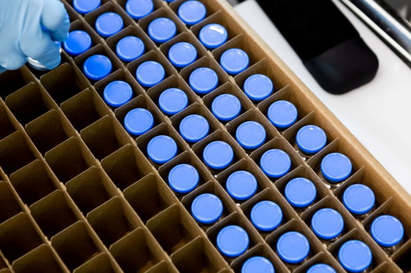 &copy; Reuters. FILE PHOTO: A lab technician loads bright stock filled vials of investigational remdesivir at a Gilead Sciences facility in La Verne
