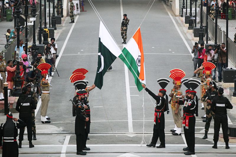 &copy; Reuters. Pakistani Rangers and Indian Border Security Force officers lower their national flags during parade on the Pakistan&apos;s 72nd Independence Day, at Wagah border, near Lahore