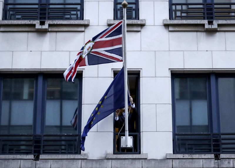&copy; Reuters. FOTO DE ARCHIVO: Un empleado retira la bandera de la Unión Europea de la Representación Permanente de Reino Unido en Bruselas