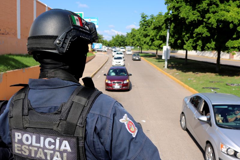 &copy; Reuters. Foto de archivo ilustrativa de un agente de seguridad controlando vehículos en Culiacán, en el estado de Sinaloa