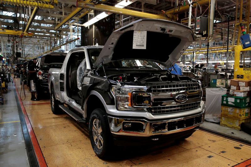 © Reuters. FILE PHOTO: 2018 F150 pick-up trucks move down the assembly line during the 100 year celebration of the Ford River Rouge Complex in Dearborn,