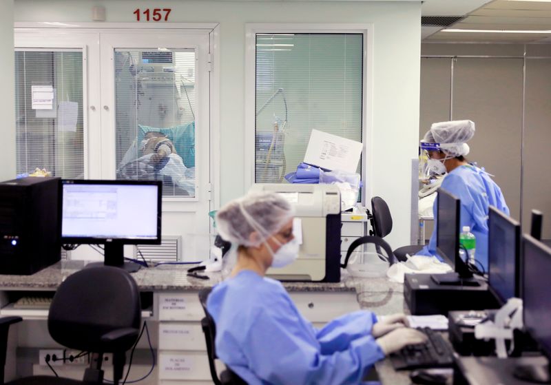 &copy; Reuters. Profissionais de saúde usam trajes de proteção em UTI de hospital em Porto Alegre