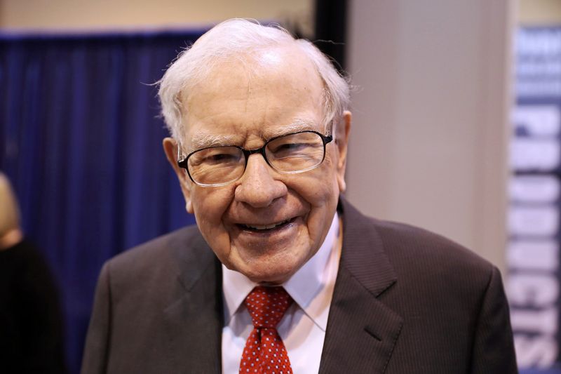 © Reuters. FILE PHOTO: Berkshire Hathaway Chairman Warren Buffett walks through the exhibit hall as shareholders gather to hear from the billionaire investor at Berkshire Hathaway Inc's annual shareholder meeting in Omaha