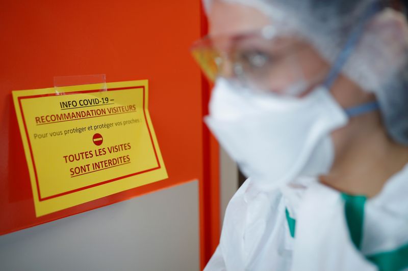 &copy; Reuters. DÉPARTEMENTS ROUGES, DÉPARTEMENTS VERTS: LA FRANCE PRÉSENTE LA CARTOGRAPHIE DU CORONAVIRUS