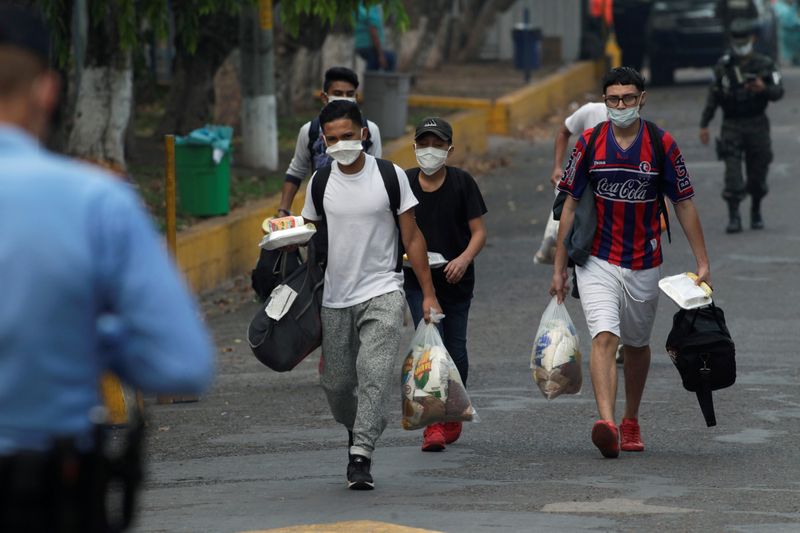 &copy; Reuters. Imigrantes hondurenhos no México após serem deportados dos Estados Unidos