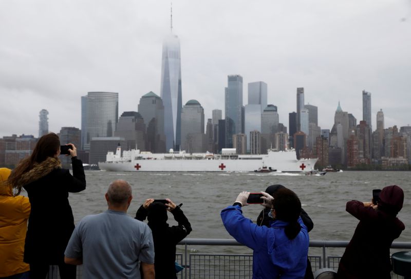 &copy; Reuters. Navio-hospital da Marinha dos EUA deixa porto de Manhattan