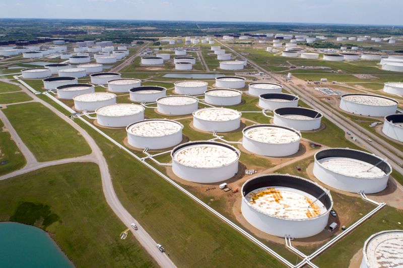 &copy; Reuters. FILE PHOTO: Crude oil storage tanks are seen in an aerial photograph at the Cushing oil hub in Oklahoma