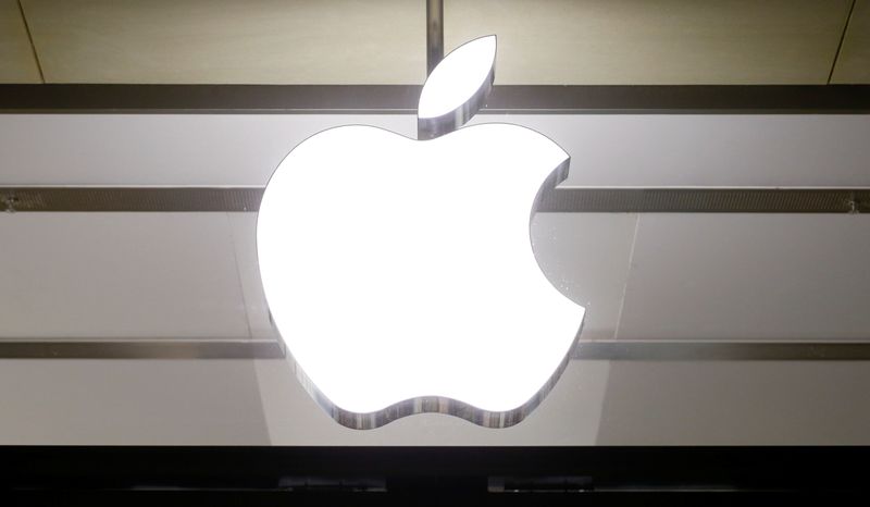 &copy; Reuters. Logo of U.S. technology company Apple is seen in Basel