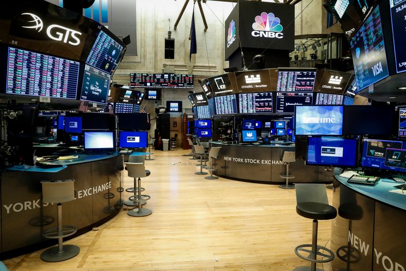 &copy; Reuters. 米株反落、指標悪化で利食い売り　4月は30年超ぶり上昇率