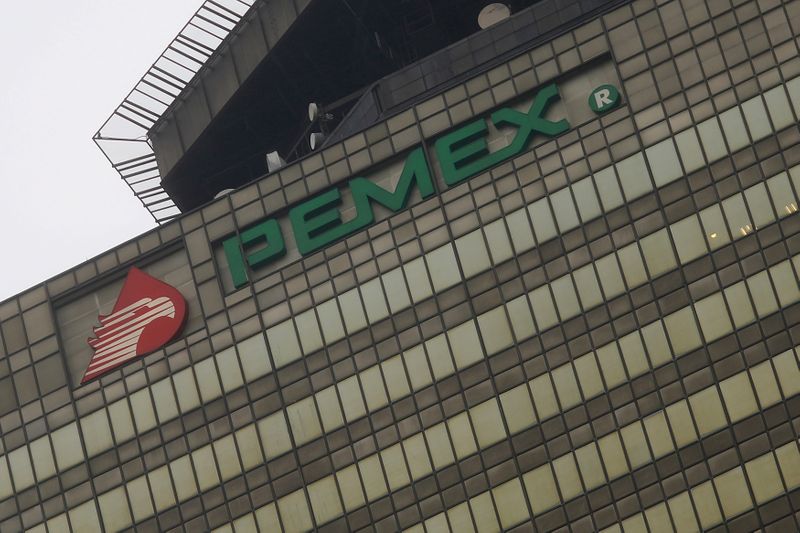 &copy; Reuters. FILE PHOTO: The Pemex logo is seen at its headquarters in Mexico City