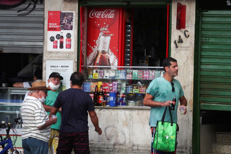 © Reuters. Pessoas do lado de fora de bar em rua de Copacabana