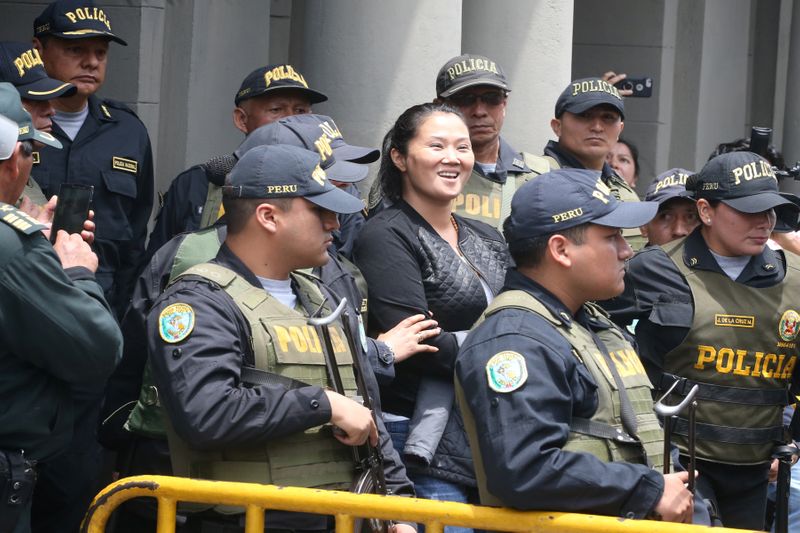 &copy; Reuters. Foto de archivo. La excandidata presidencial Keiko Fujimori deja el Palacio de Justicia luego de que un juez ordenó su regreso a presión, en Lima.