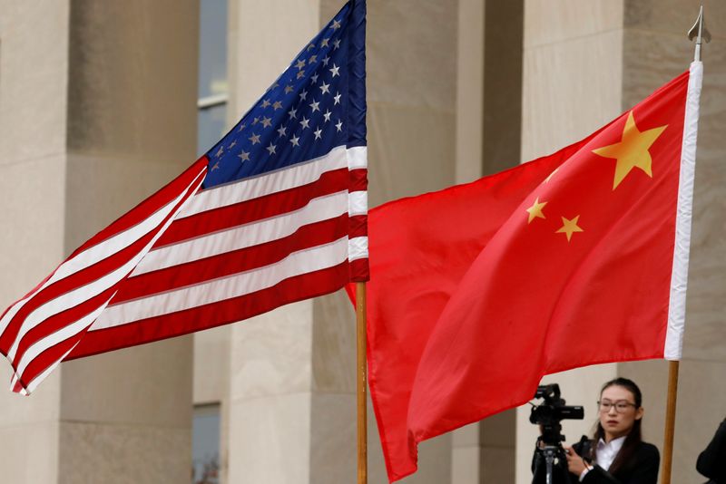 &copy; Reuters. Imagen de archivo de las banderas de Estados Unidos y China durante una reunión de autoridades de alto rango de ambos países en el Pentágono, Virginia, EEUU