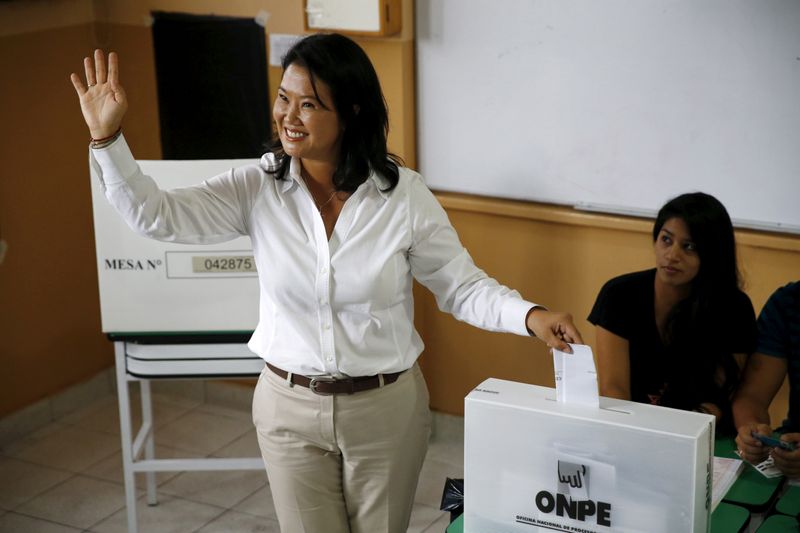 &copy; Reuters. FILE PHOTO: Peru&apos;s presidential candidate Keiko Fujimori casts her vote during presidential election, at a polling station at a classroom in Lima